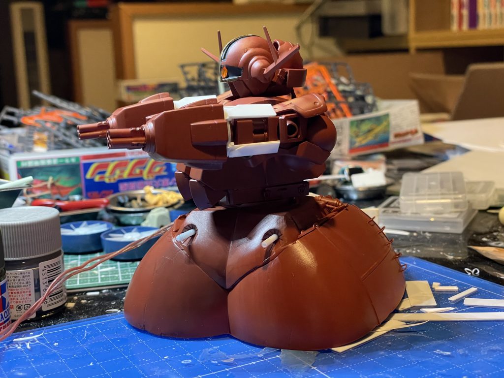 戦車用の下地塗料なので,タミヤのオキサイドレッドのスプレーをプシュー.おっ,シャア専用じゃん!ボディカラーは,タミヤアクリルのデザートイエローをかなり薄めて,何度も塗り重ねました.