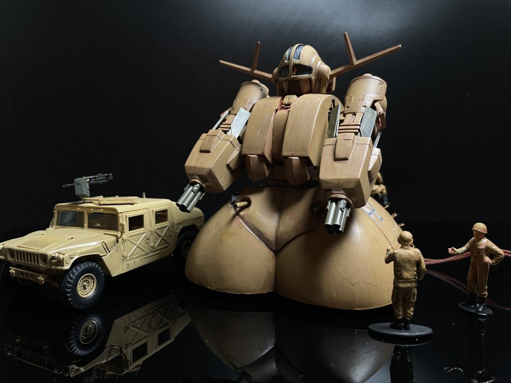 流石にハンヴィーと比べてもデカイ.戦車なのにその車高は如何なものかとも思いますが,まあジオングだし仕方ないです.顔がないと.