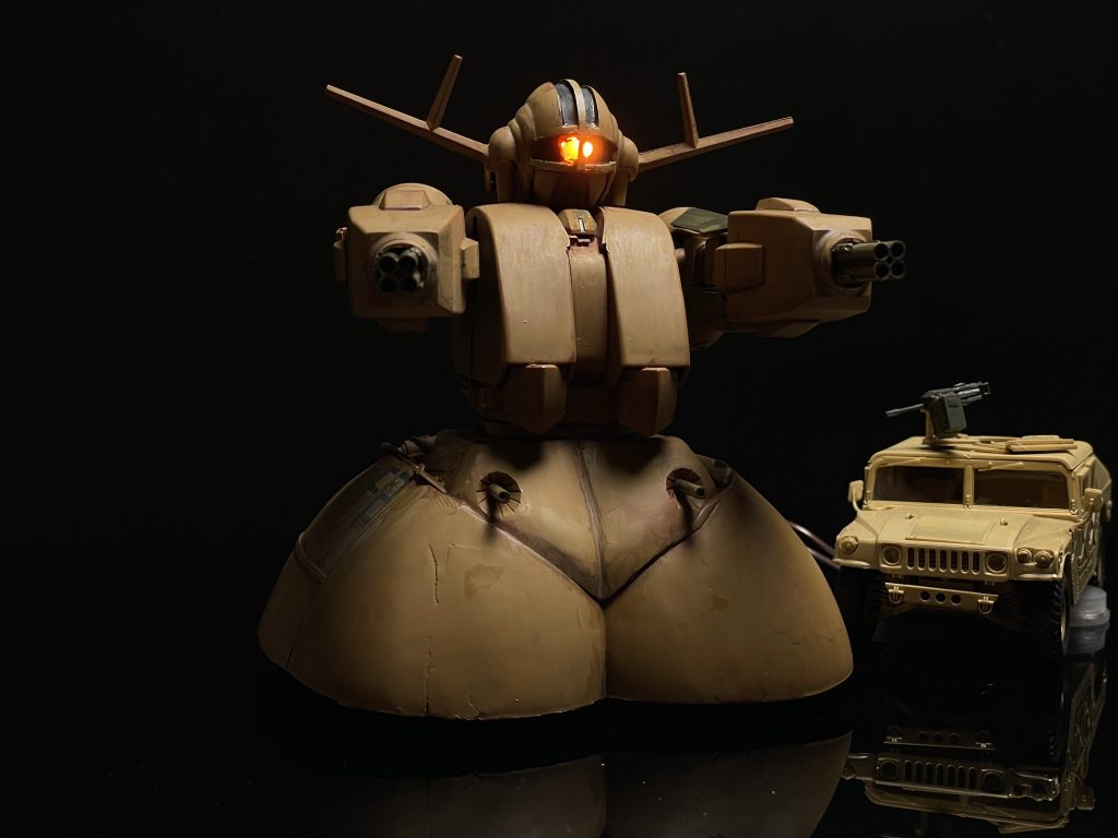 腕の砲門は4連レーザー砲.腰には機銃が2門.