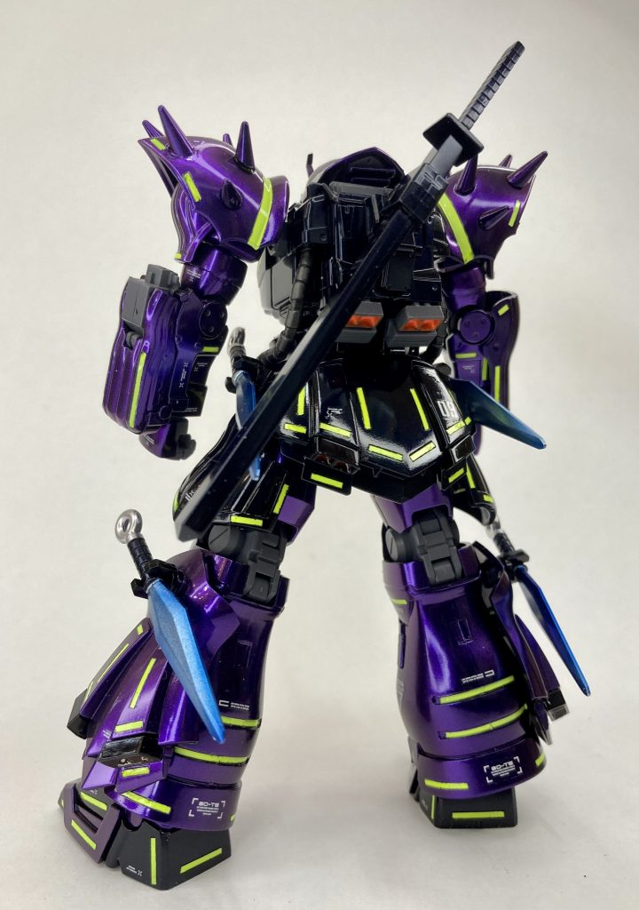 濃い部分はガイア プリズムブルーブラック。明るい紫部分はクレオス アメジストパープルを黒下地にて。