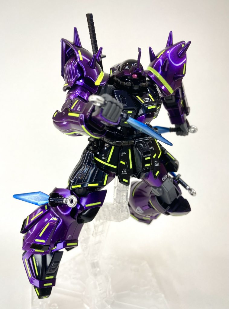 アクセントに蛍光イエローでライン着色。