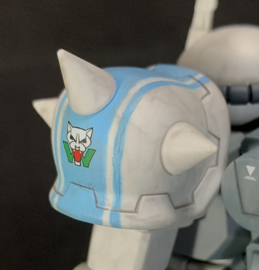 肩のスカイブルーの部分は筆塗りにて仕上げてします。少々線が太くなってしまってますが、何とか形にはなったかと…