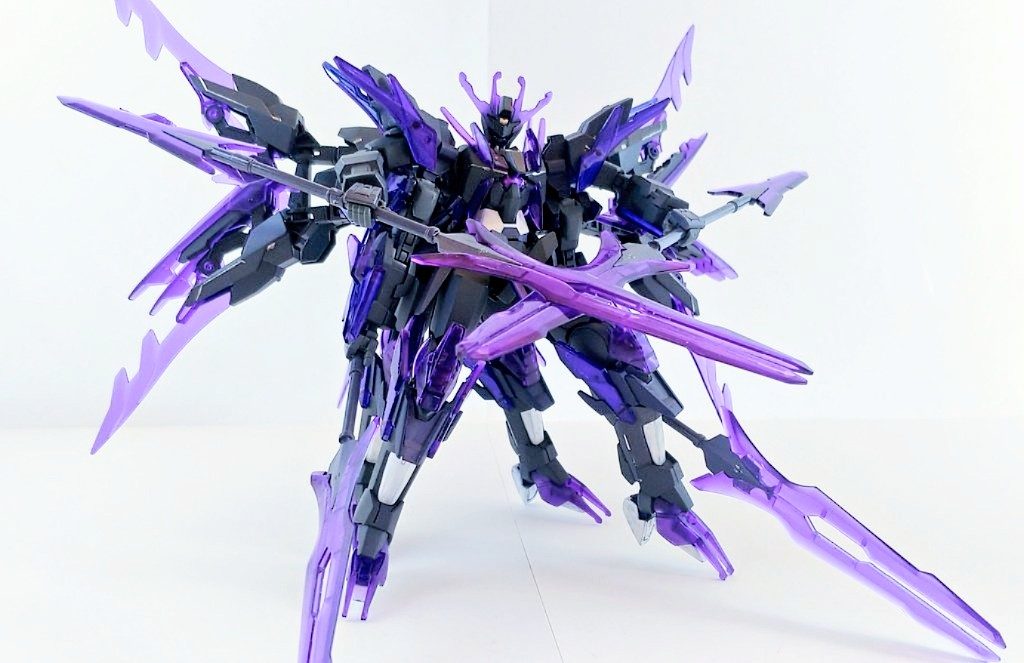 GNパルチザンII本機の主兵装で、機体の全高に匹敵する大型の槍。両端に大きさの異なる刀身を備え、刃はクリアパーツで出来ている。２本に分割、腕部ガントレットに装着が可能。GNバルカン（GNビームサーベル）両腕部ガントレットに1門ずつ、追加のマニピュレータに１門ずつ、計4門を内蔵。速射式の粒子ビーム砲で、迎撃や牽制等に使用される。更に砲口からビーム刃を形成する事でGNビームサーベルとして使用可能。切られた相手は凍結する。