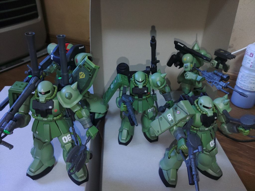 なんでそうなった？ギャンの性能ぶっ壊してキャノン仕様、チキンドム、盾いらなくね？バストアップ装甲、ザクはバーニア追加、肩と胸に装甲追加、