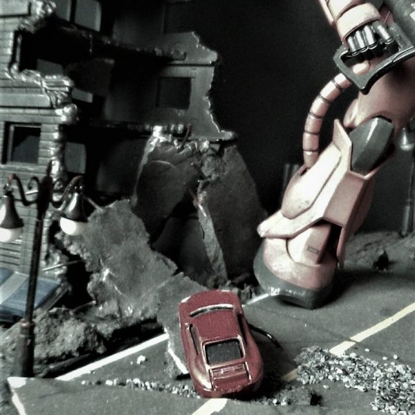 お買い物に行ったらジオンが暴れてた