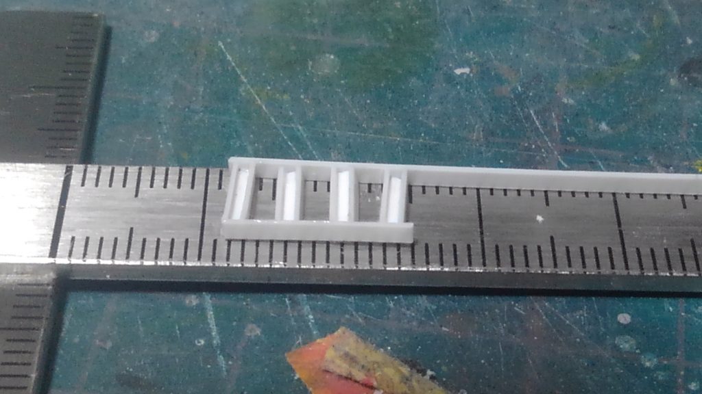 用意していたパーツのサイズが合わなくて、慌てて作った膝のダクト。このパーツの所為で、先月中に完成しませんでした。