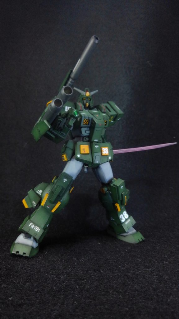 色は緑が№525の緑色。其処に白を少し足してグラデーション塗装に挑戦したのですが、良く分かりませんね。 グレーは№335ミディアムシーグレー。ここもグラデーション塗装しました、したんですよ? イエローはキャラクターイエロー+オレンジです。黄色は塗るのが難しいです。(少し手を抜いて、結局苦労したのは内緒です) 関節はガンダムカラーのUG05MSグレー連邦系(メタリック) 砲身はリトルアーモリーカラーLAC03バーカーガンメタリックです。 カメラと目は下地にシルバー、上からエナメルのクリアカラーを塗りました。 トップコートにGX114スーパースムースクリアー(艶消し) その後、ウェザリングマスターのススをエッジに塗り付けました。 デカール貼りは大変でしたw