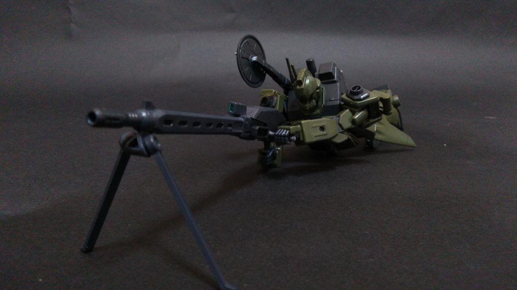 バイポッドを立てて寝そべり狙撃