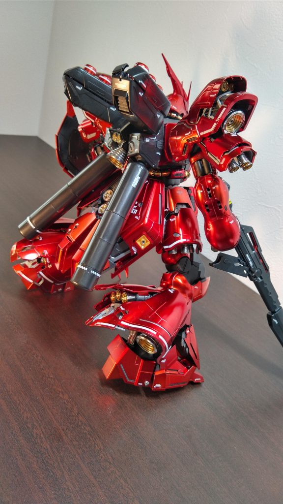 ゲート跡を誤魔化すためにメタルバーニアとデカールで情報量を増やす。MGの百式だともともと金メッキ仕様なのでアンダーゲートを多用してますが、コイツは普通のキットにキャンディ塗装を施してあるだけ。なのでアンダーゲートが一つも無い。結果として処理できないゲート跡が残るのです。初めて作ってみたけどこれなら自分で塗った方が良かったかも・・・