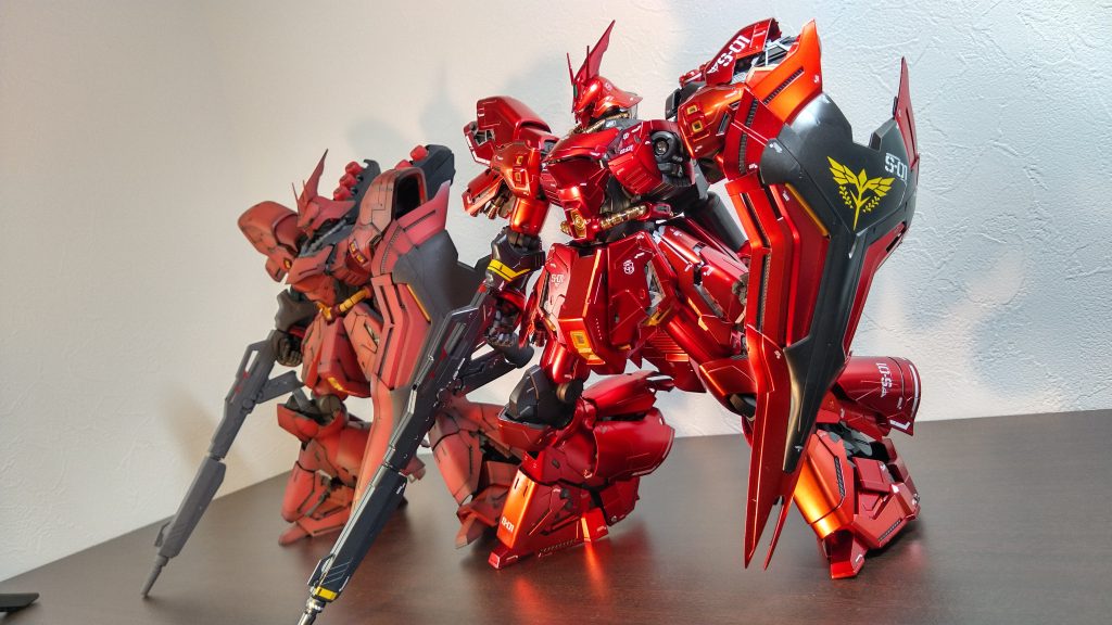 カトキのサザビーは手首の可動が少ない上に保持力が弱い。作った方なら分かって頂けると思いますが、ロングライフルを持たせるのは一苦労します。