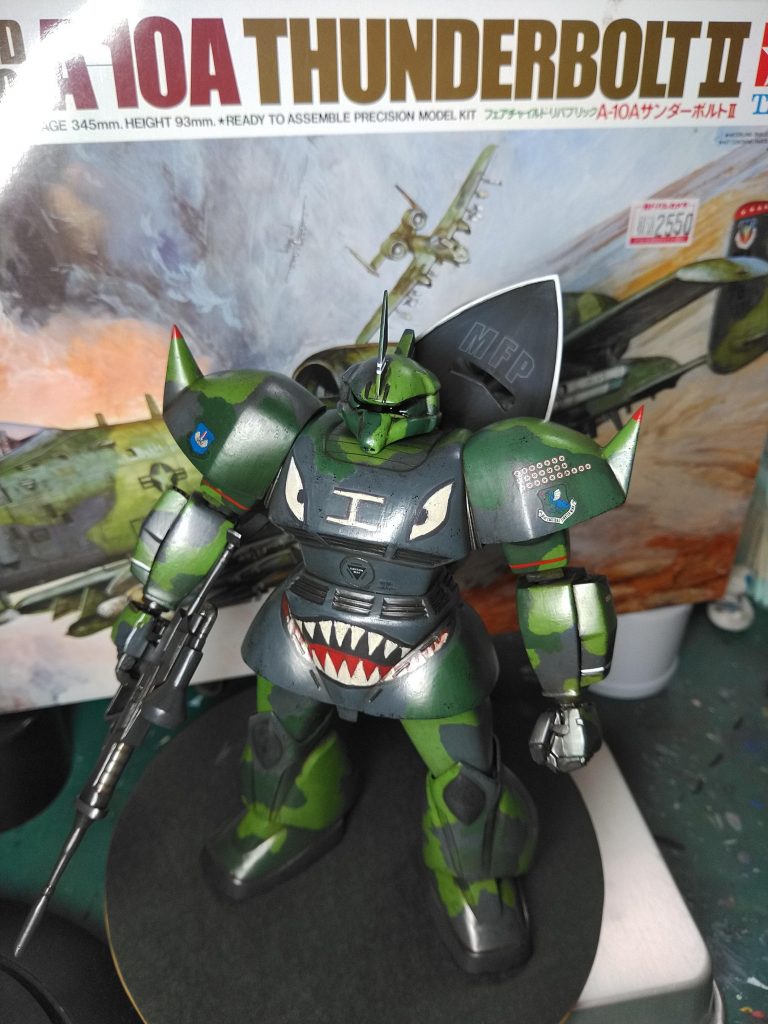 胴体にシャークマウス手描き、モノアイレールはくり抜きして少し広げてます。