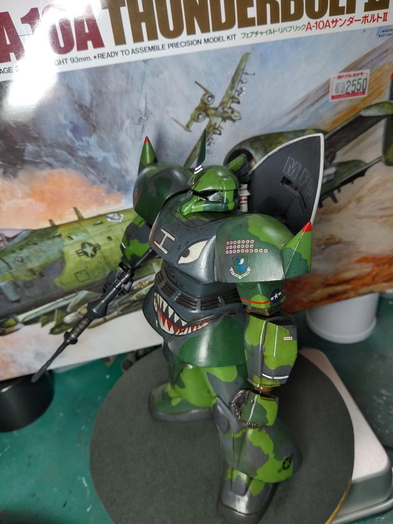 斜め上から。肩のデカールは撃墜王のイメージ。