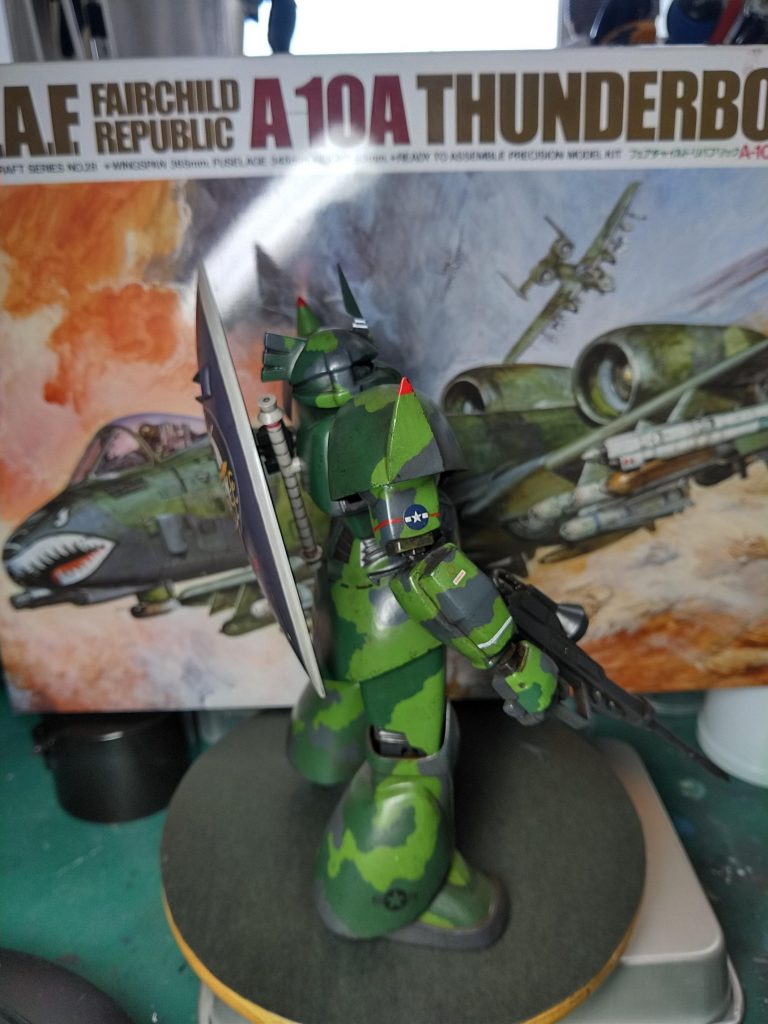 横から。シールド縁とナギナタのグリップは白系で塗装しました。赤、白のラインはエナメル塗料手描きです。