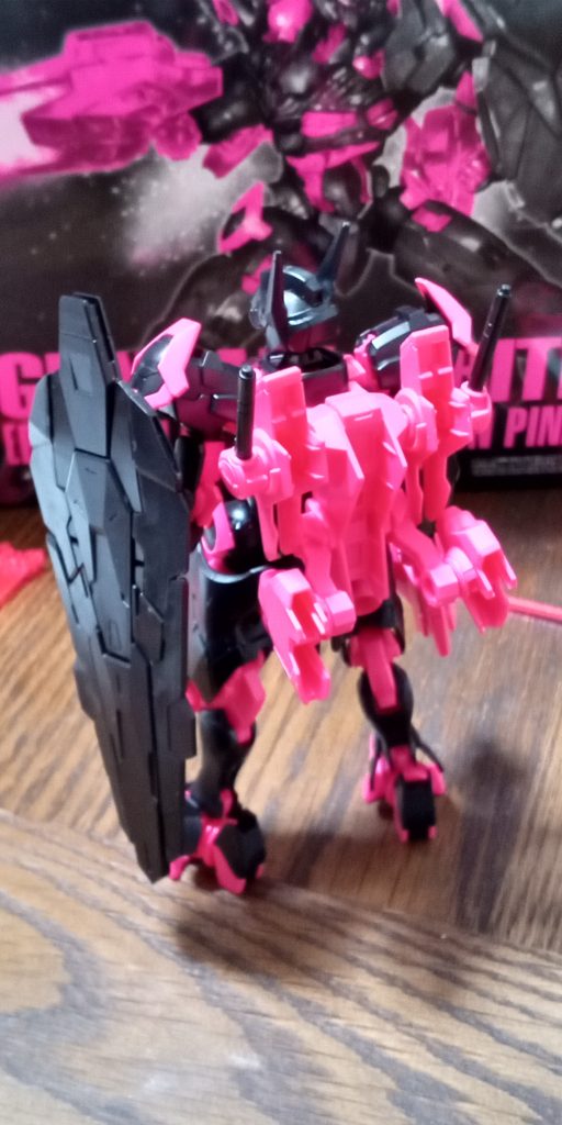 背中ピンク〜。バックパックの形を見ると接続部を生かしてサポートロボが作れるのでは？なんて………。