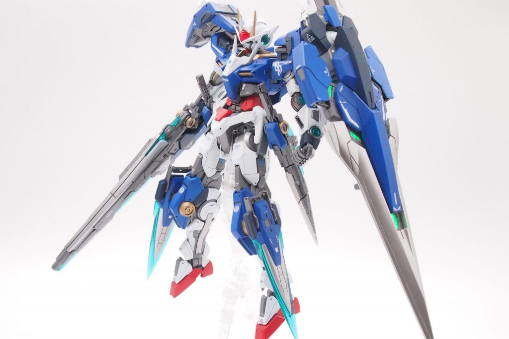 外装は白サフからの明るい色で塗装しました。色分けは黒を混ぜてトーンを落とそうと思ったのですが、暗くなりすぎてしまったかなと思っています。内部フレームはメタルブラックとシルバーを混ぜて作りました。所々シルバーのみで塗装しています。ほぼABSだったので大変でした。。。バスターソードなどの武器にはチタン系の色を使っています。クリアパーツは光沢クリアを塗装したのですが、ちょっと光沢がくすんでしまいました。今回の反省点です。