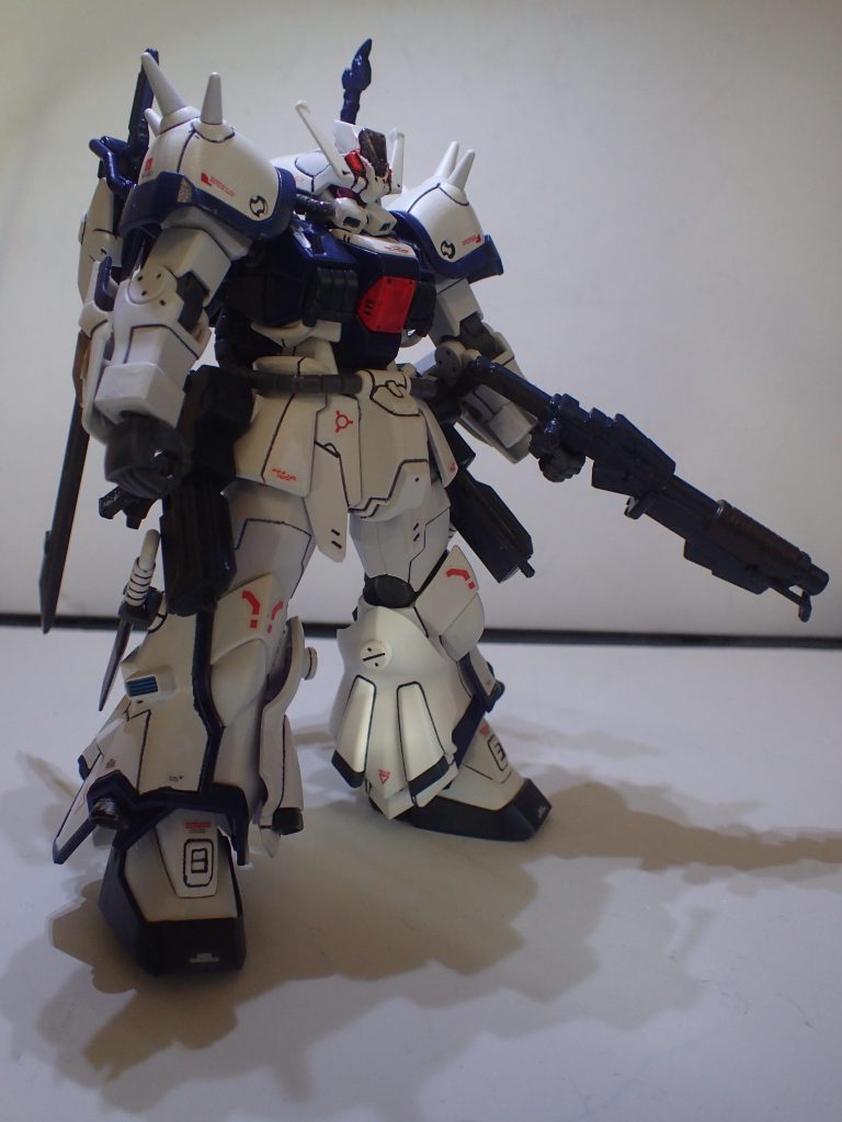 単騎での作戦遂行を可能とするため、武装は豊富です。両肩をスパイクアーマーにし、両脚は追加装甲兼バーニアを追加