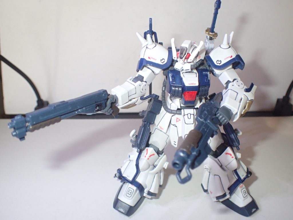 実弾式とエネルギー式のショットガン通常は腰背面にマウント