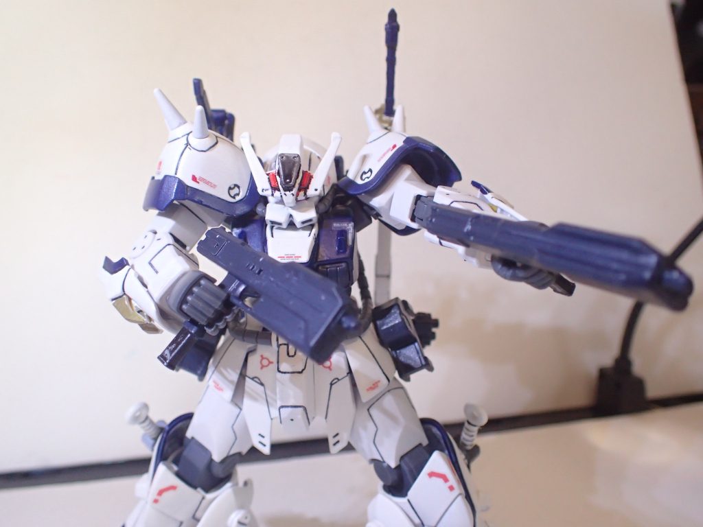 近~中距離用のサブマシンガン二丁通常は左右の腰にマウント