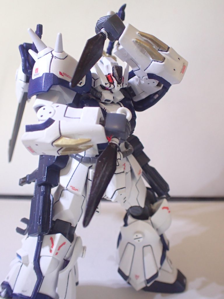 零距離、投擲用のヒートナイフ両足に一本ずつまた両腕にもアンカークローを装備