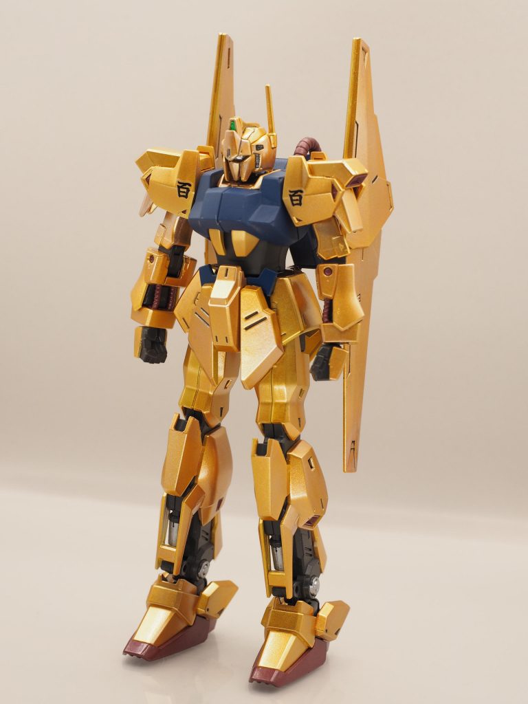 白サフ立ち上げ→GXメタリックイエロー+GXメタリックレッド(少量)→ダイヤモンドシルバー(Mr.クリスタルカラー)→トップコート(光沢)で塗装しています。メタリックイエローとメタリックレッドの混色だけだとどうしても色が濃い目になってしまうので、上からダイヤモンドシルバーを吹いていい具合に光が反射する様にしています。黒サフ立ち上げにしなかったのは、いつも何も考えずにメタリックを黒サフで立ち上げていたので、試しにやってみたかっただけです。アニメ派としてはそんなに百式に重厚感は要らないので、これくらいのあっさりゴールド感でちょうど良かった様な気がします(ジ・Oとキュベレイと並べた時に一体だけテッカテカだったら気持ち悪いので、、)