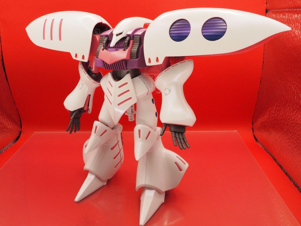 横幅が大きいので撮影ブースの裏側が丸出しで恥ずかしい(/ω\)奇を衒わずとか言っておきながらほんの少しだけアメジストパープル(Mr.クリスタルカラー)を吹いています。赤背景だとさっぱり分かりませんが、、(なんで赤背景にしたのか、、)