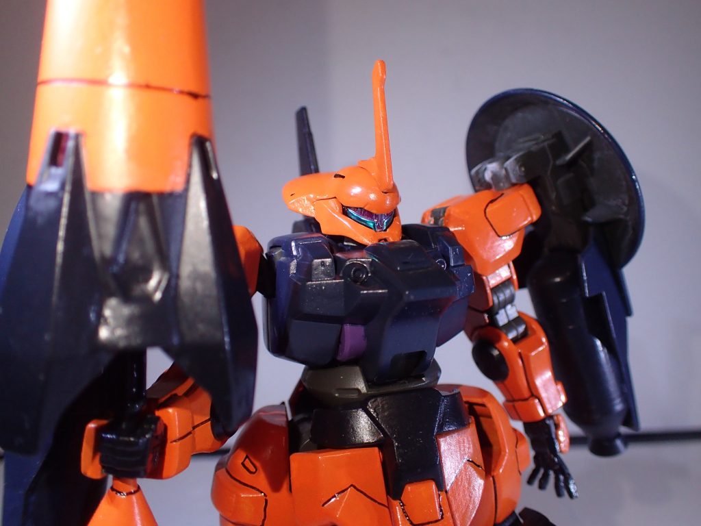 メインカメラには偏光シールを使っているので、見る角度によって色が変わります。