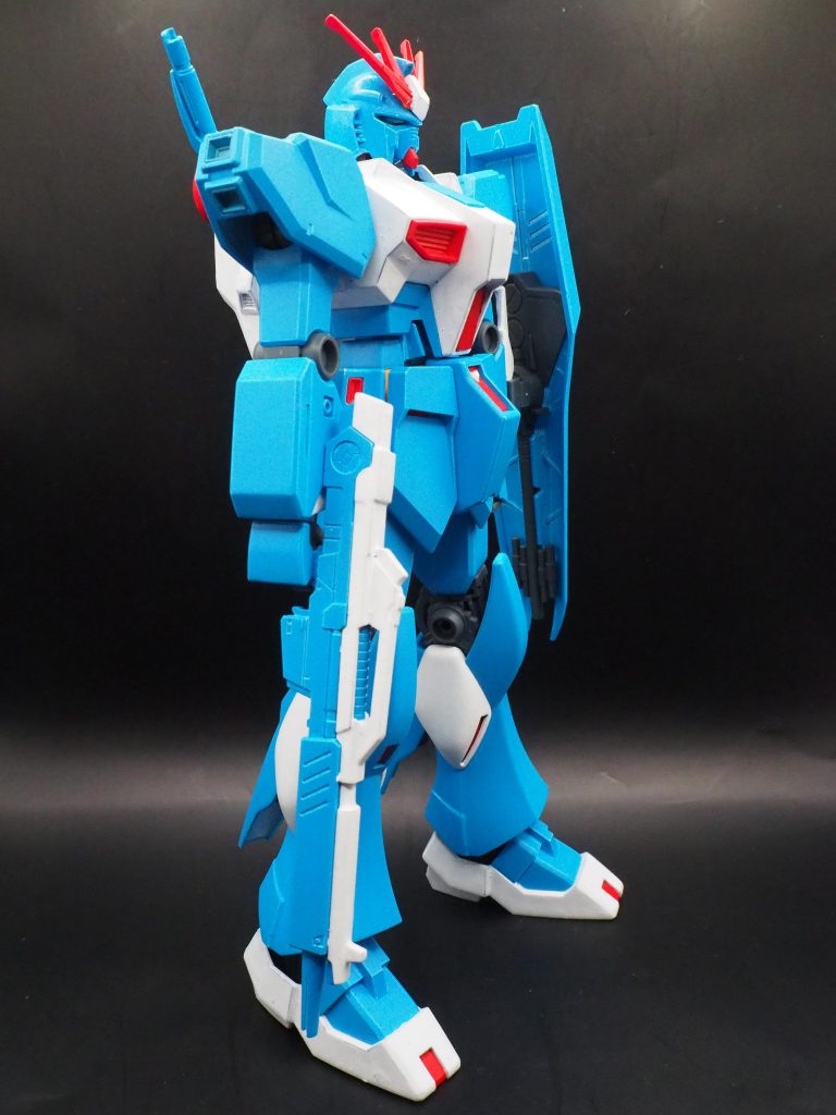 パターンはセブンイレブン限定カラーそのままで、ローソンをイメージして青、白と差し色で赤にしました。（入口の上のローソンの看板をイメージ）