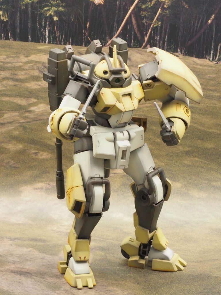 EGストライクのアーマーシュナイダーをコンバットナイフに仕立てています。バイオハザードの弾切れ状態みたいで弱そうですね笑。ナイフのホルダーはプラバン自作です。