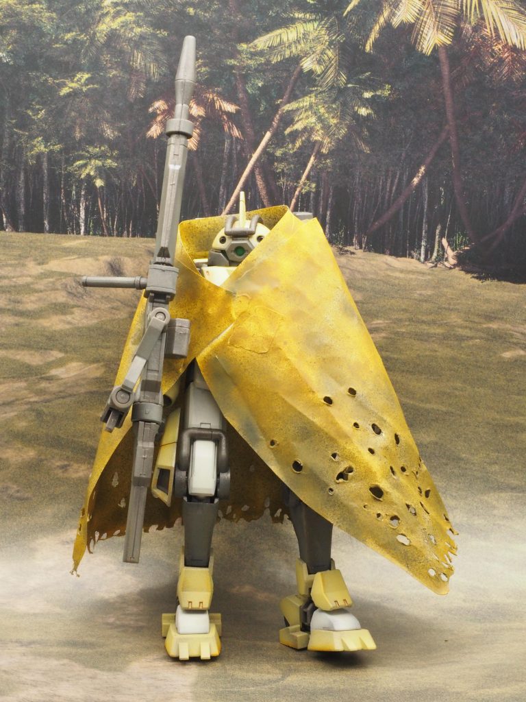なんとなくマントが似合うかなと思って、マントも自作してみました。0.1mmのプラシートからスクラッチしたのですが、折り目やしわなどが付け辛く(特に曲面)、形が全く決まらず悪戦苦闘しました。。穴や裾のダメージは線香で焼いて調整しました。塗装はストーリーをご参照下さい。今回は繋ぎ目を固着してしまったのですが、ネオジムとか仕込んだ方が良かったかも知れません。