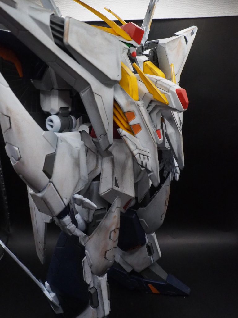 エッジ部分からすす汚れ→金属ハゲ→サビの順番に重ねました。実際に使っている車を観察するとすす汚れ(排気ガス)→金属ハゲ(どこかに接触して塗装剥げる)→サビ(塗装が剝げたところがサビた)のような汚れ方をしています。