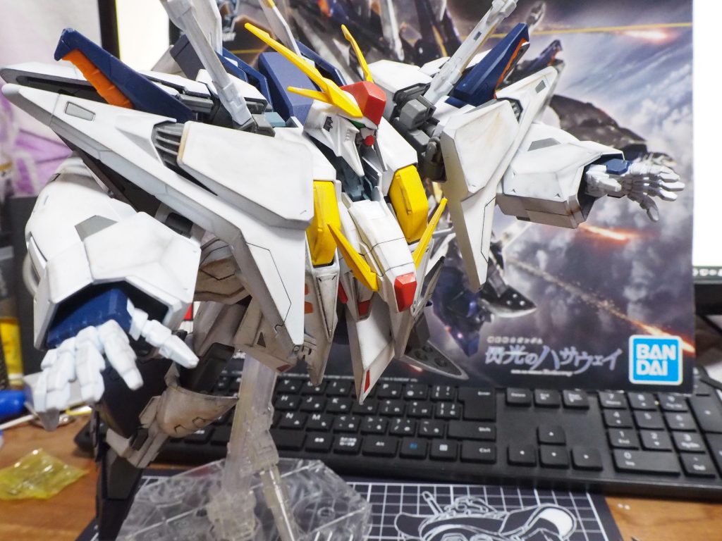 アクションベース1を用意したのでパケ絵と同じポーズでディスプレイしてみました。しばらく直射日光の当たる場所に置いて焼いてみます。