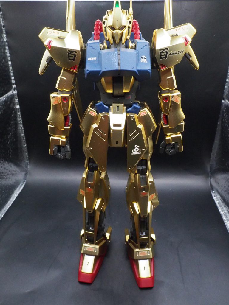 コーティングなので塗装無し、コーティング部分以外をつや消し処理しました。うろ覚えですが、MGの旧百式より頭部と足の幅が小さくなったような気がします。