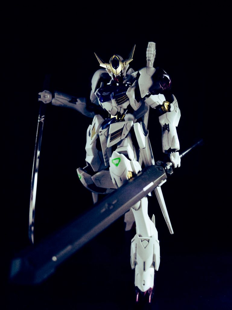 刀はRGアストレイレッドフレームのものを拝借。鍔などを外し、ドスのような見た目に(それにしては長すぎますが……)