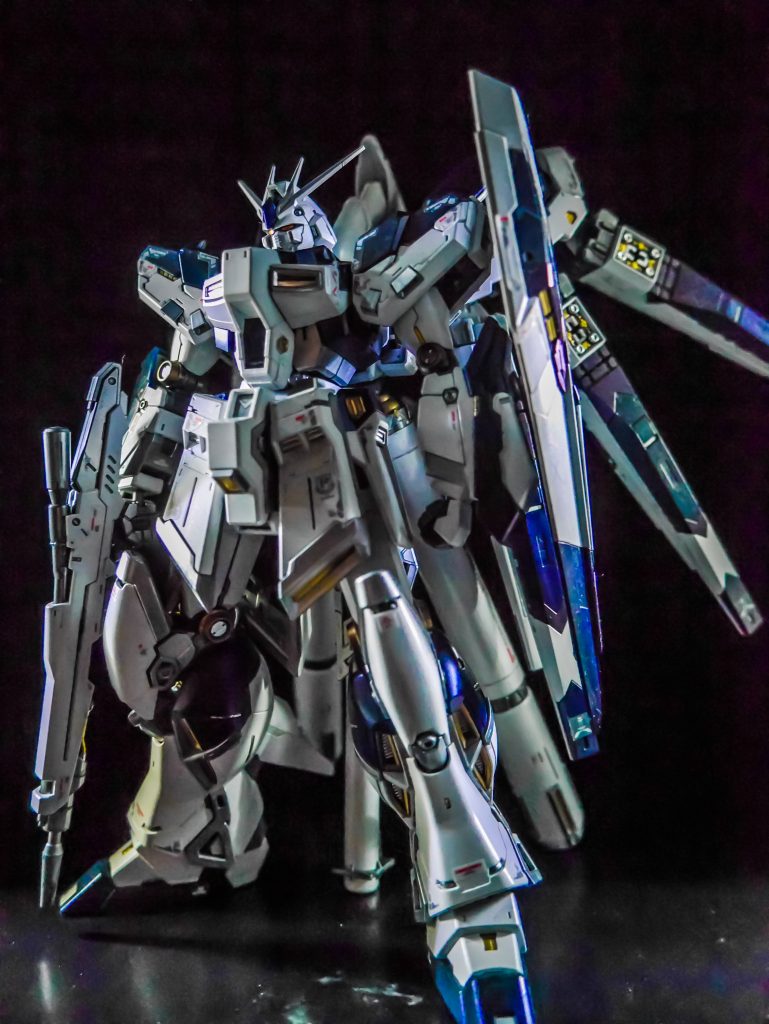 この子には偏光塗料をつかいました。黒ベースでクリスタルカラーのサファイアブルーと自前の偏光塗料のパープルをつかい、黒→青や黒→紫と光加減で見え方が変わるように塗装しております。白もパール塗装なんすけど……白はやはり目立ちませんね( ´･ω･`)