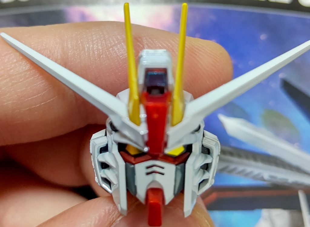 元の頭部。悪くはないんですけど何かやたら縦に長いというか赤い唇が大きすぎて馬面の印象がありブレードアンテナも長すぎる気がして、自分なりのフリーダムを再現する決意を固めたのを覚えています