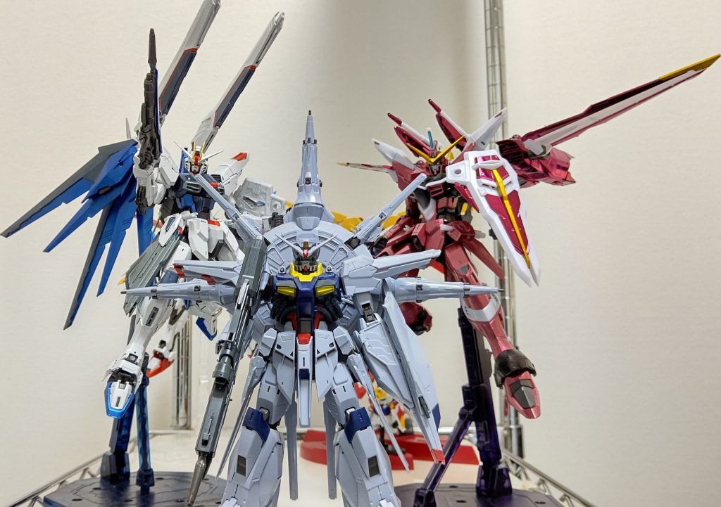 ニュートロンジャマーキャンセラーを搭載したCE71の最強3機体を並べて。凄い満足感と圧倒的な迫力があるのでかなり気に入って飾っています。いずれはMGジャスティスのスペシャルコーティングverも投稿していきたいです