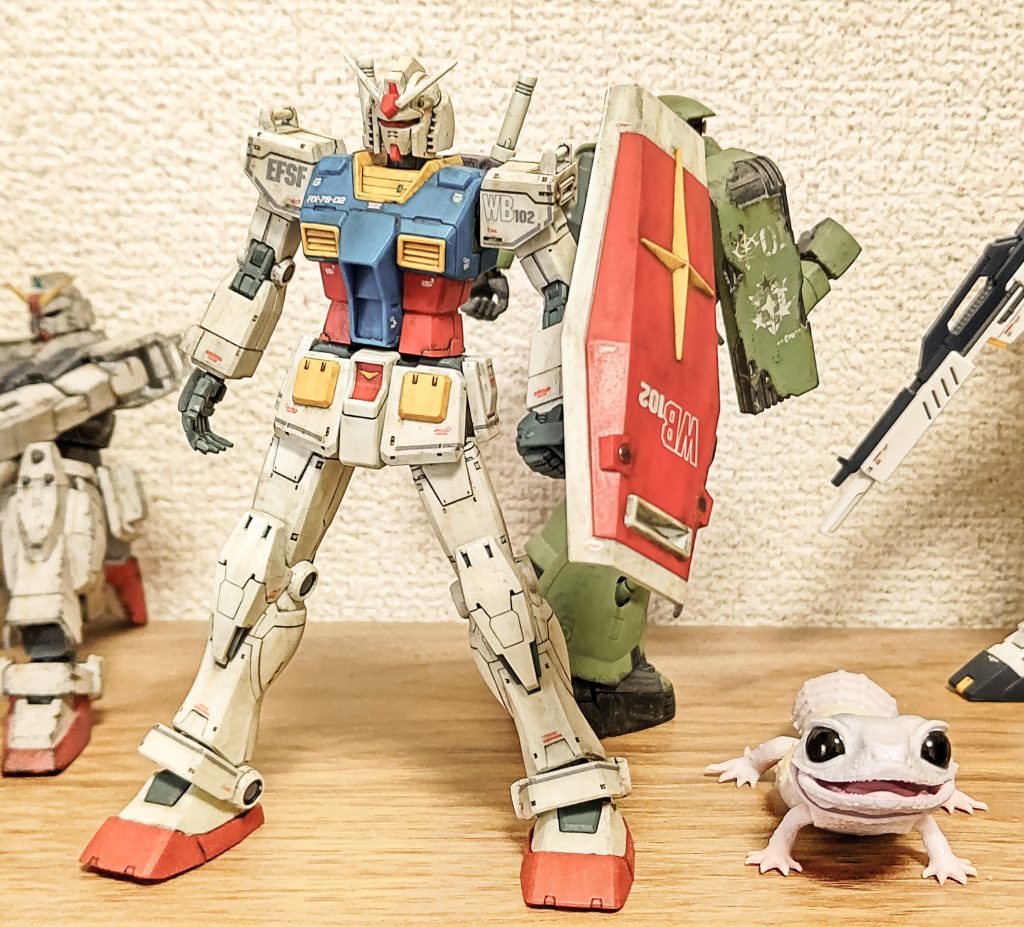 棒立ち。ヒートホークを本棚と壁の隙間に落としてしまいました。