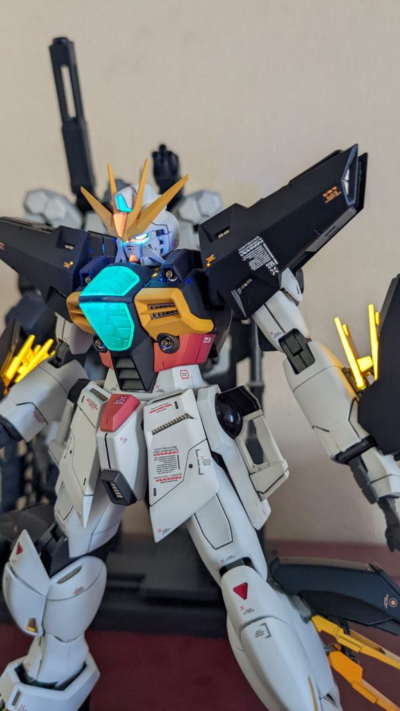 腕と足の放熱板は、ガイアさんのシャンパンゴールドサフを下地に、ガイアさんの蛍光オレンジと蛍光イエローをテキトーにブレンドしたのんを重ねてます。