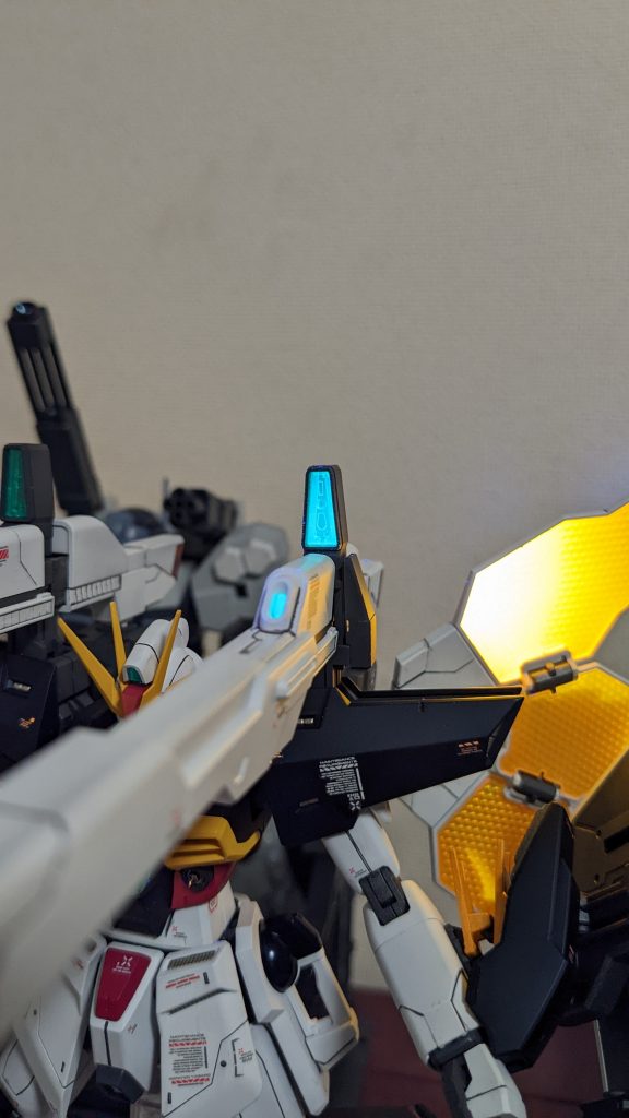 センサー部は無塗装ですが、UVライトに反応します。