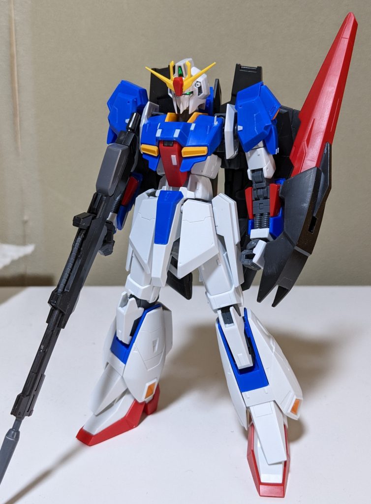 プラ版の貼り付けとスジボリでラインを追加しディテールアップ。塗装後を考え関節部分のクリアランスを調整。