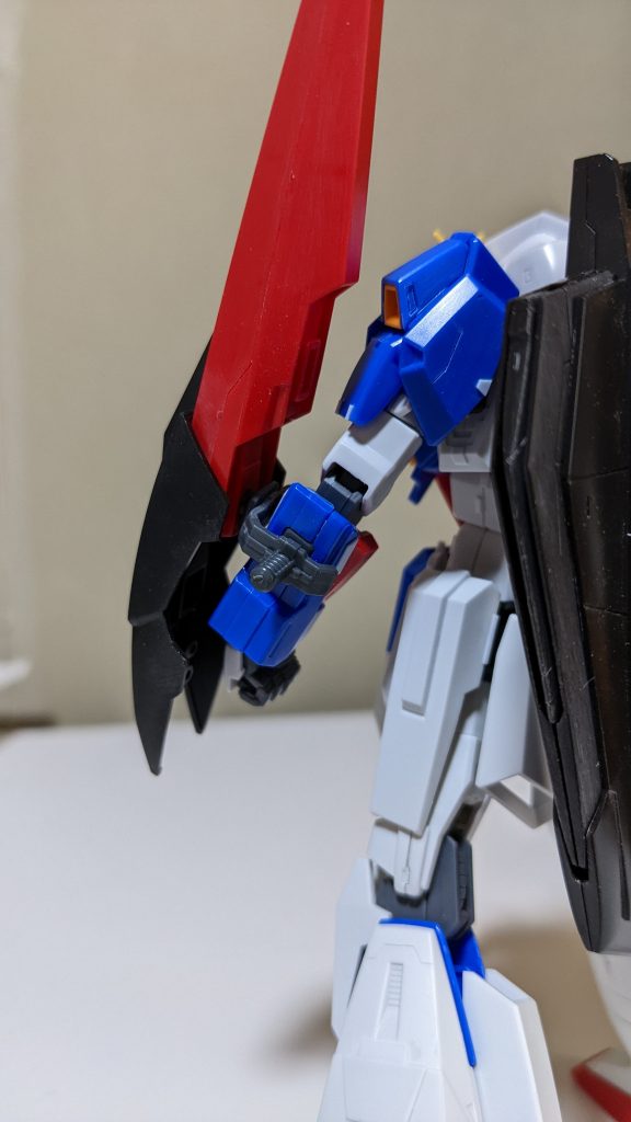 シールドジョイントは付属のジョイントとHGUCジムスナイパー2のジョイントを組み合わせています。干渉する部分はヤスリで整えています。