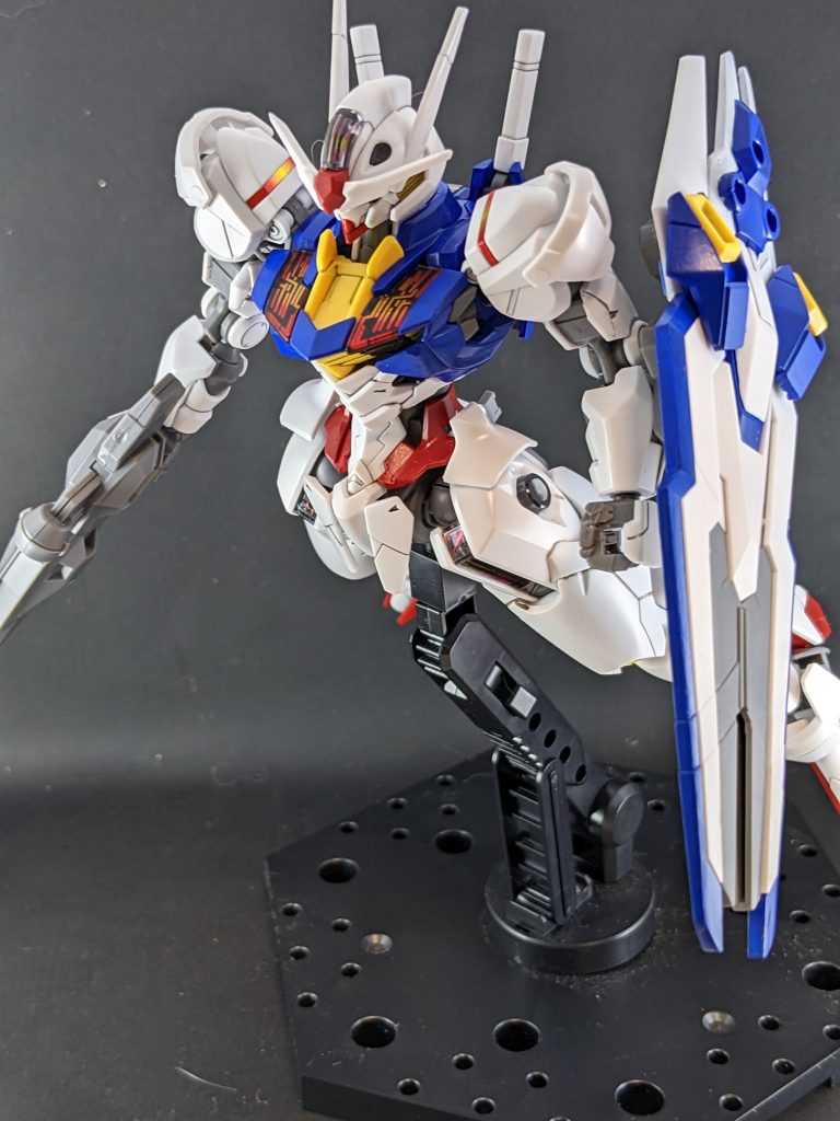 フライトシーンみたいな。エアリアルくんの脚付け根パーツを差し替えて全体的に下げるという手法は流行りかと思いますが、僕は採用しませんでした。単純に忘れてただけです。