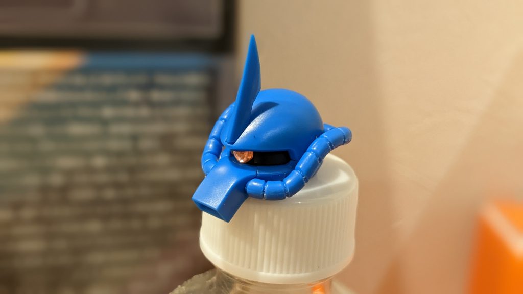 H・アイズにラピーテープでモノアイ加工。アンテナもデザインナイフでシャープ化。