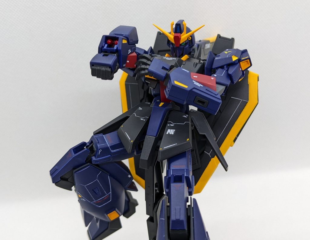 腕部グレネードは赤色で部分塗装。