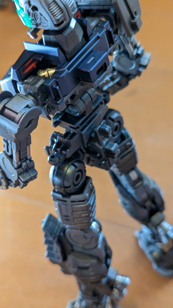 肩の奥にもシリンダー!内部フレームマニアにはたまらない一品でした。なお、パイロットは、ハッチ開けても足しか見えない…