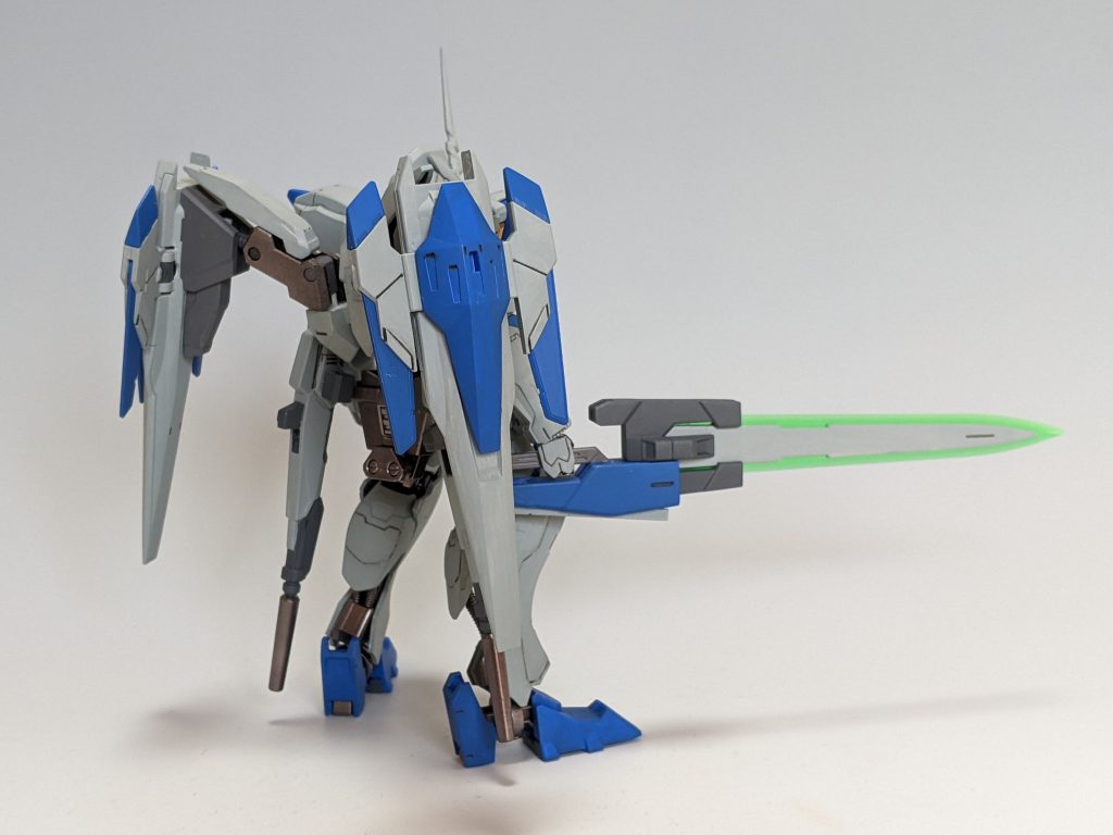 背面。オーライザーの羽は上部分を一部カットして、3ミリ棒で接続しています。