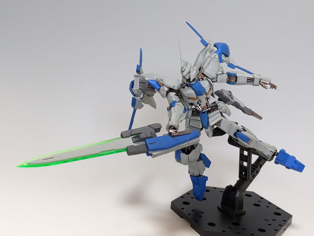 動いたポーズをいくつか。バエルは膝から下がいくらなんでも長すぎると思っていたので、足首から下は手持ちのアスタロトのパーツに交換しています。