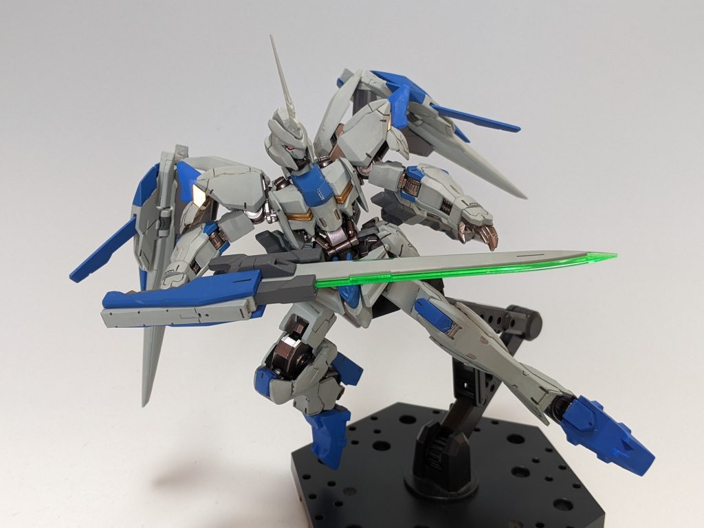 ツノはRGユニコーンの非変形ツノを加工して接着しています。何もしなくても鋭い!