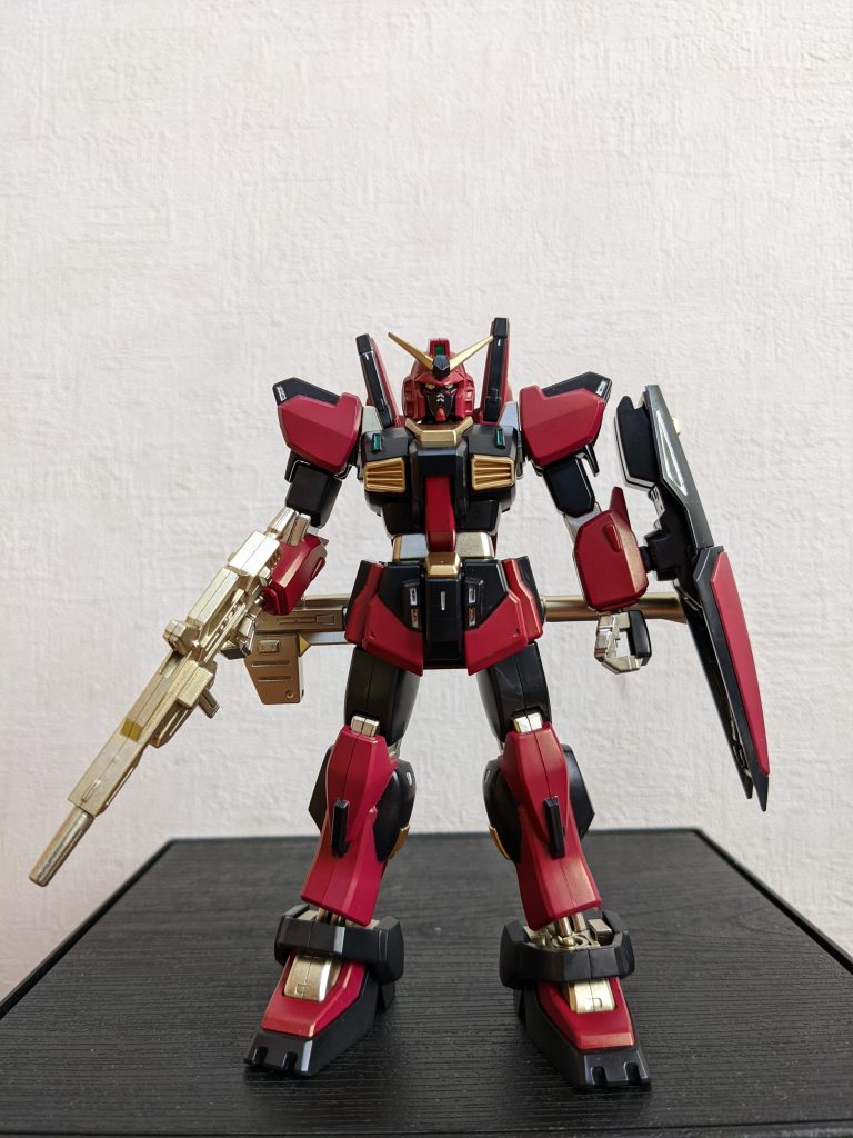 正面前回の「エコプラ初代」が自分的に結構満足だったので、「よ〜し、今度はMk-Ⅱを赤で😆！」と思い、ソッコープレバンでポチりました。一応、妄想設定上は「リック・ディアス強奪事件〜百式配備の間のクワトロ大尉の搭乗機」で、下手すると一度も戦闘に参加せず、百式来てからすぐにカミーユ機の部品取り用にバラされた幻の機体ってことで😉一見「鬼コーチ」みたいにも見えるカラーリングなので、演習でカミーユをビシバシ鍛えてたのかも❓