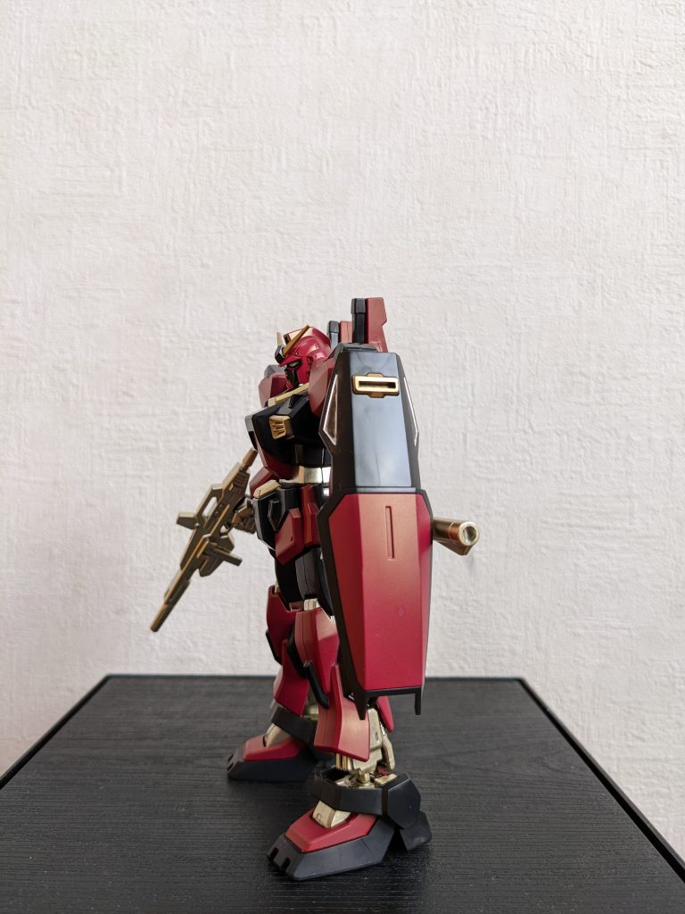 左側面赤は、ロイヤルメタレッドにするか迷ったのですが、最近作ったばかりのエアリアルと被るのもつまらんので、イイ色だと思いながら使う機会がなかなかなかったジオン軍セットのシャアレッドにしてみました。まぁ、それもエコ(エコノミー、の方ですが💦)ってことで😆